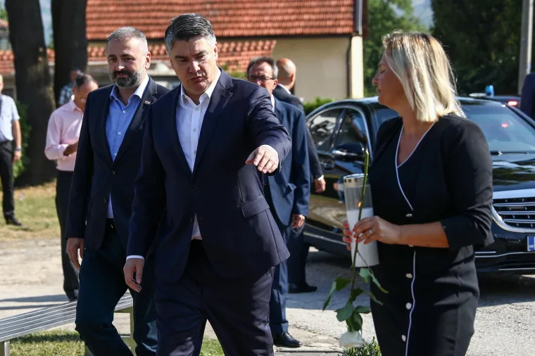 Milanović u Vitezu položio cvijeće na spomeniku 'Osmica' u spomen na osmero poginule djece