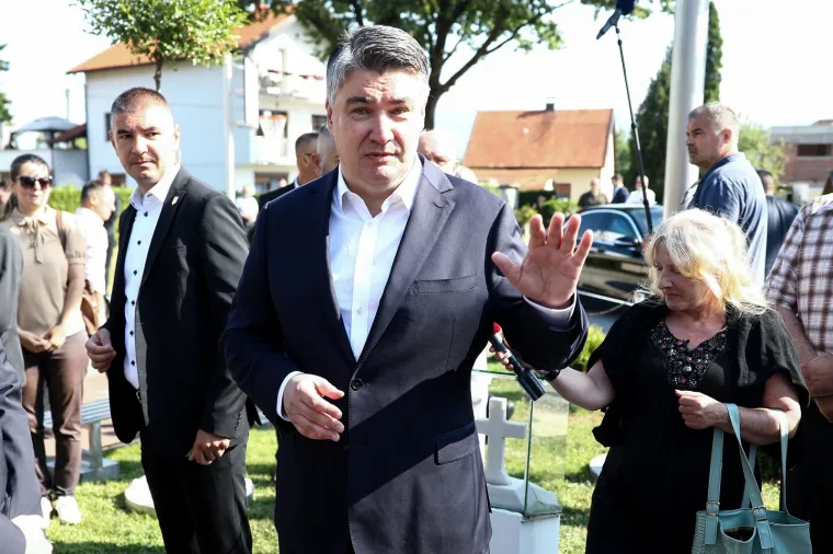 Milanović u Vitezu položio cvijeće na spomeniku 'Osmica' u spomen na osmero poginule djece