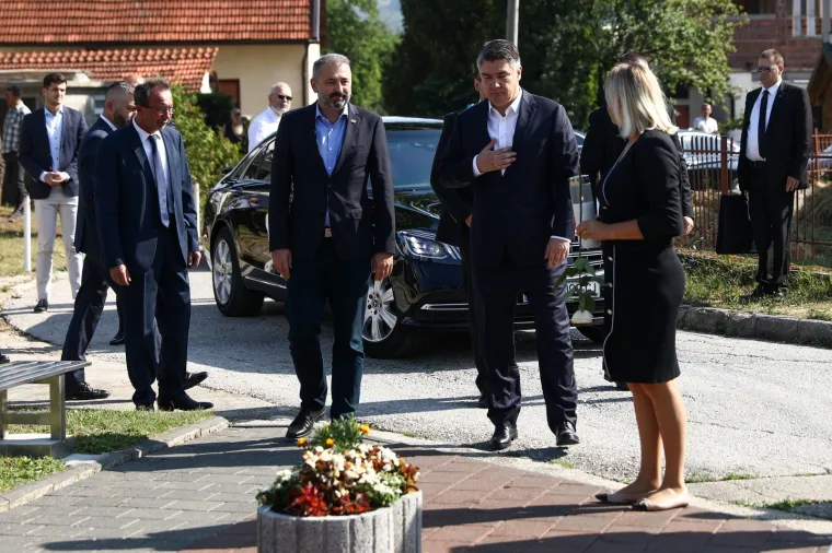 Milanović u Vitezu položio cvijeće na spomeniku 'Osmica' u spomen na osmero poginule djece