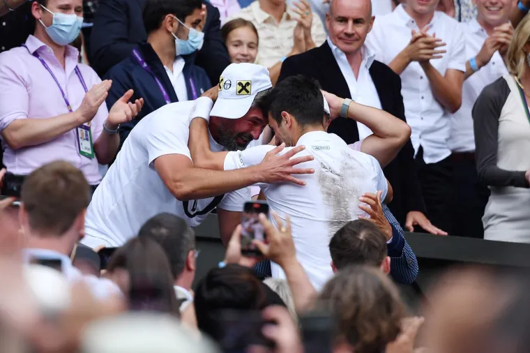 Đoković je nakon osvajanja Wimbledona poletio u zagrljaj Ivani&scaron;eviću