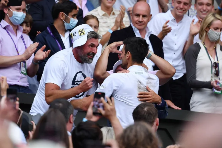 Đoković je nakon osvajanja Wimbledona poletio u zagrljaj Ivani&scaron;eviću