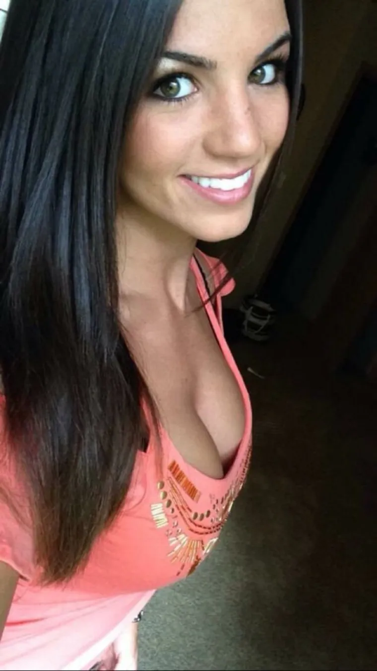 Čim prođu ulicom slijede svađe jer za njihovim oblinama bi se i kip okrenuo