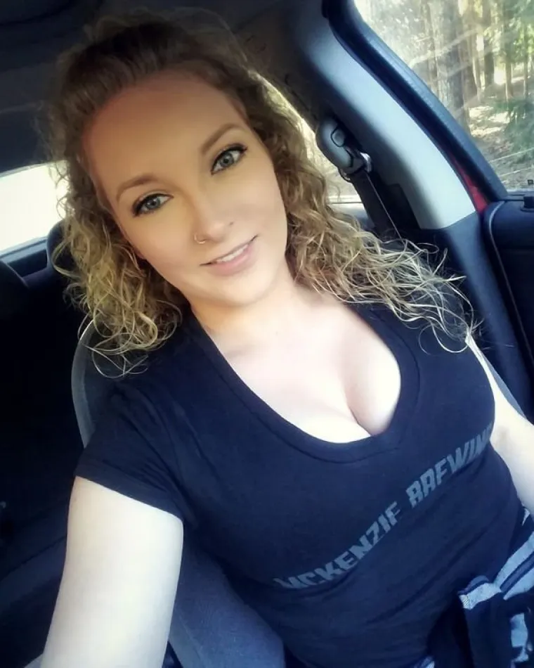 Čim prođu ulicom slijede svađe jer za njihovim oblinama bi se i kip okrenuo