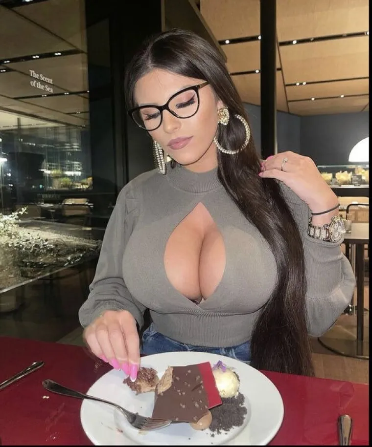 Čim prođu ulicom slijede svađe jer za njihovim oblinama bi se i kip okrenuo