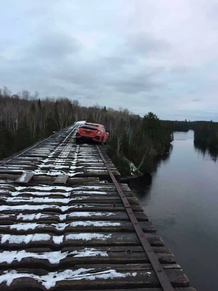 'Ovdje vidimo rijedak prizor terenaca kako sunčaju podvozje'; među genijalcima i jedna fotka iz susjedstva