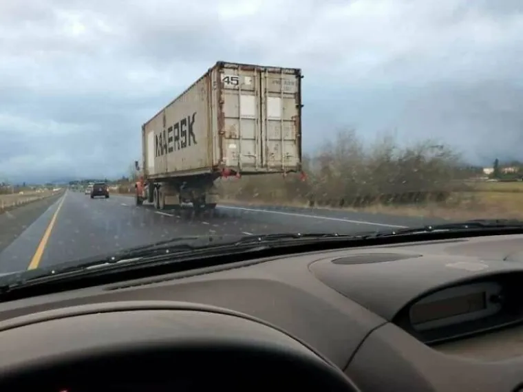 'Ovdje vidimo rijedak prizor terenaca kako sunčaju podvozje'; među genijalcima i jedna fotka iz susjedstva
