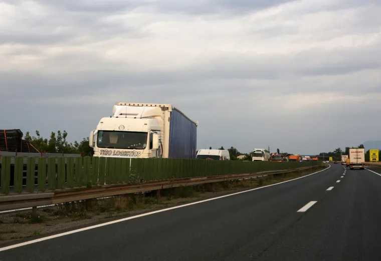 U sudaru teretnog vozila i auta poginula jedna osoba, dvoje ozlijeđenih na zagrebačkoj obilaznici