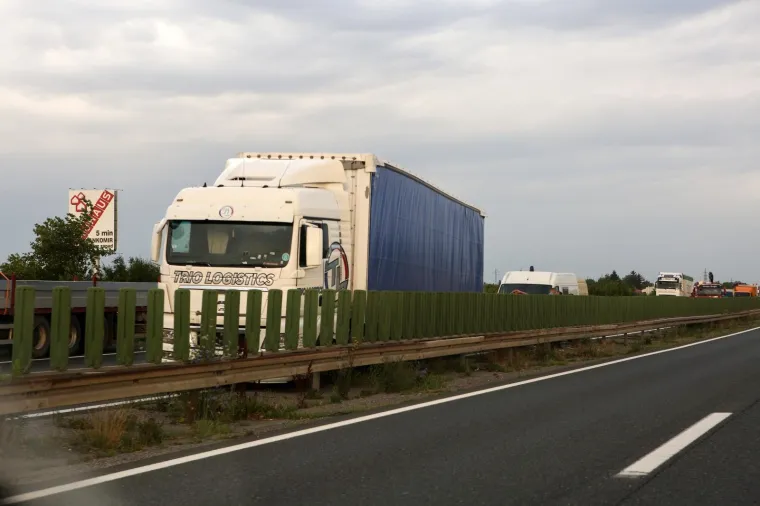 U sudaru teretnog vozila i auta poginula jedna osoba, dvoje ozlijeđenih na zagrebačkoj obilaznici