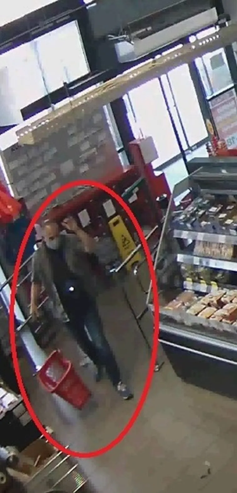 Prepoznajete li ovog mu&scaron;karca? Policija ga traži zbog sumnje na kazneno djelo krađe na području Karlovca