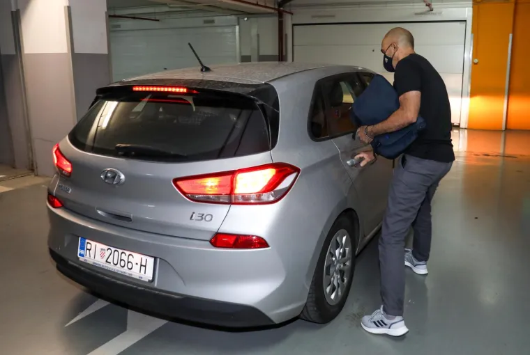 Policija dovodi Patrika &Scaron;egotu na pretres njegova stana u Slovensku ulicu