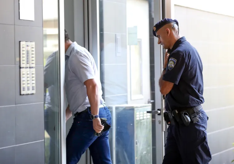  Policija dovodi bivšeg ravnatelja Gradskih groblja Zagreb Patrika Šegotu na pretres njegova stana u Slovensku ulicu 22. Photo: Emica Elvedji/PIXSELL