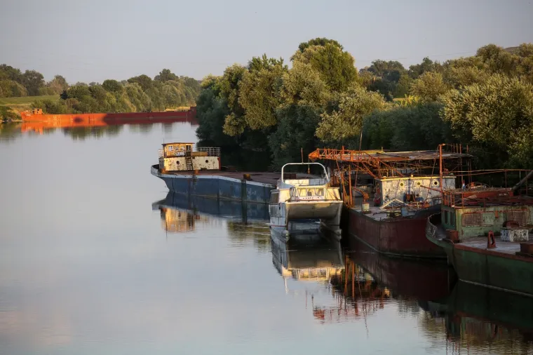 Neobična situacija na Savi: Kod Mosta mladosti odvezao se brod i otplovio do Toplane