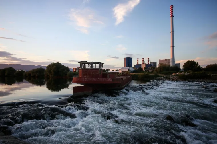 Neobična situacija na Savi: Kod Mosta mladosti odvezao se brod i otplovio do Toplane