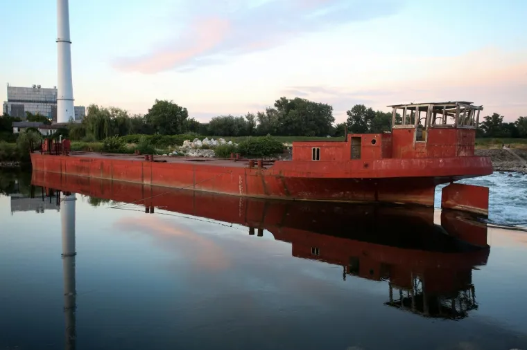 Neobična situacija na Savi: Kod Mosta mladosti odvezao se brod i otplovio do Toplane