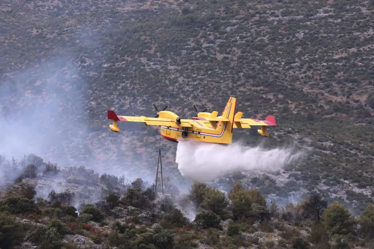 Uga&scaron;en požar nedaleko Trogira