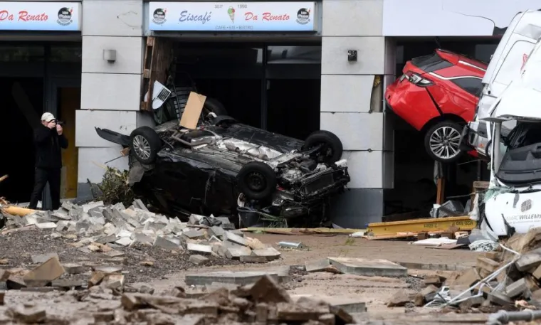 Naređena je evakuacija za tisuće stanovnika na sjeveru pokrajine Limburg u susjednoj Nizozemskoj. Hitne službe bile su u stanju visoke pripravnosti, a vlasti su jačale nasipe duž ranjivih područja gdje razine voda nastavljaju rasti. U Belgiji je nestalo najmanje četvero ljudi. Belgijski krizni centar pozvao je stanovnike južnog i istočnog područja zemlje da ne putuju.  (Hina)