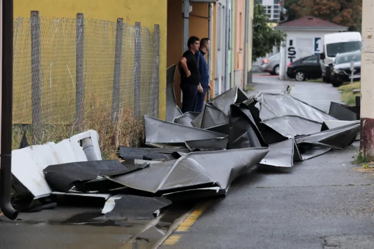 U Osijeku jako nevrijeme otkinulo limeni krov sa stambene zgrade