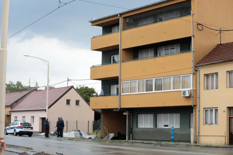 U Osijeku jako nevrijeme otkinulo limeni krov sa stambene zgrade