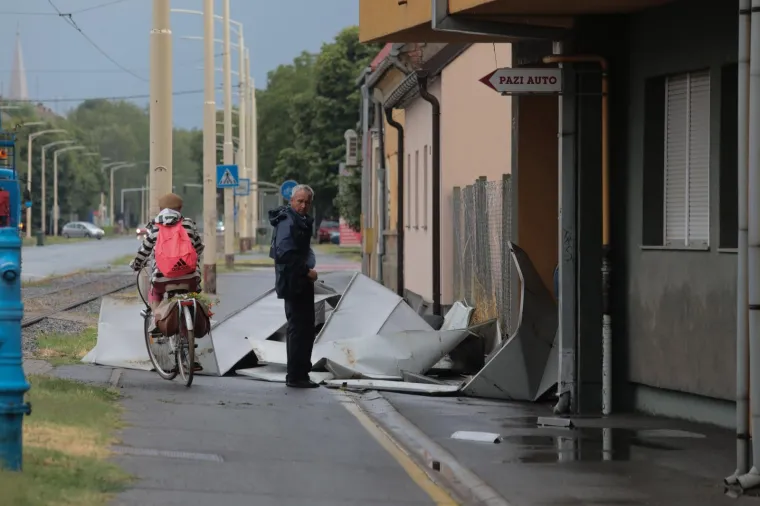 U Osijeku jako nevrijeme otkinulo limeni krov sa stambene zgrade