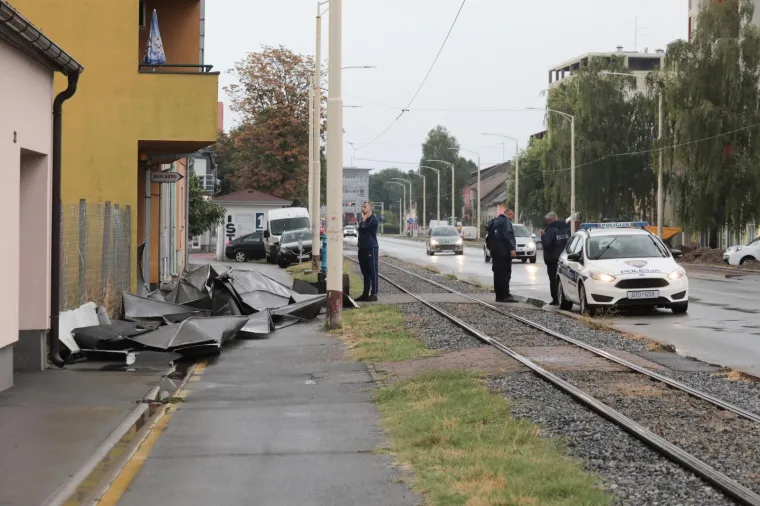 U Osijeku jako nevrijeme otkinulo limeni krov sa stambene zgrade