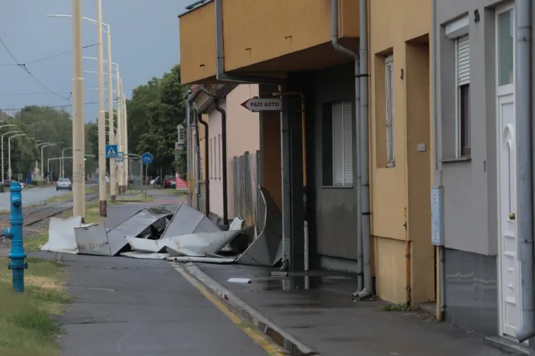 U Osijeku jako nevrijeme otkinulo limeni krov sa stambene zgrade