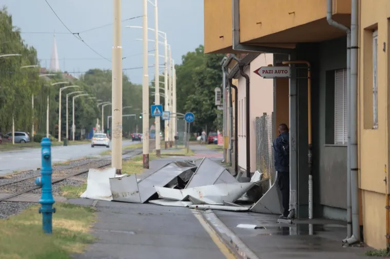 U Osijeku jako nevrijeme otkinulo limeni krov sa stambene zgrade