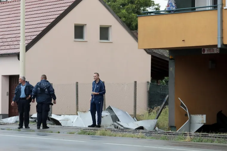 U Osijeku jako nevrijeme otkinulo limeni krov sa stambene zgrade