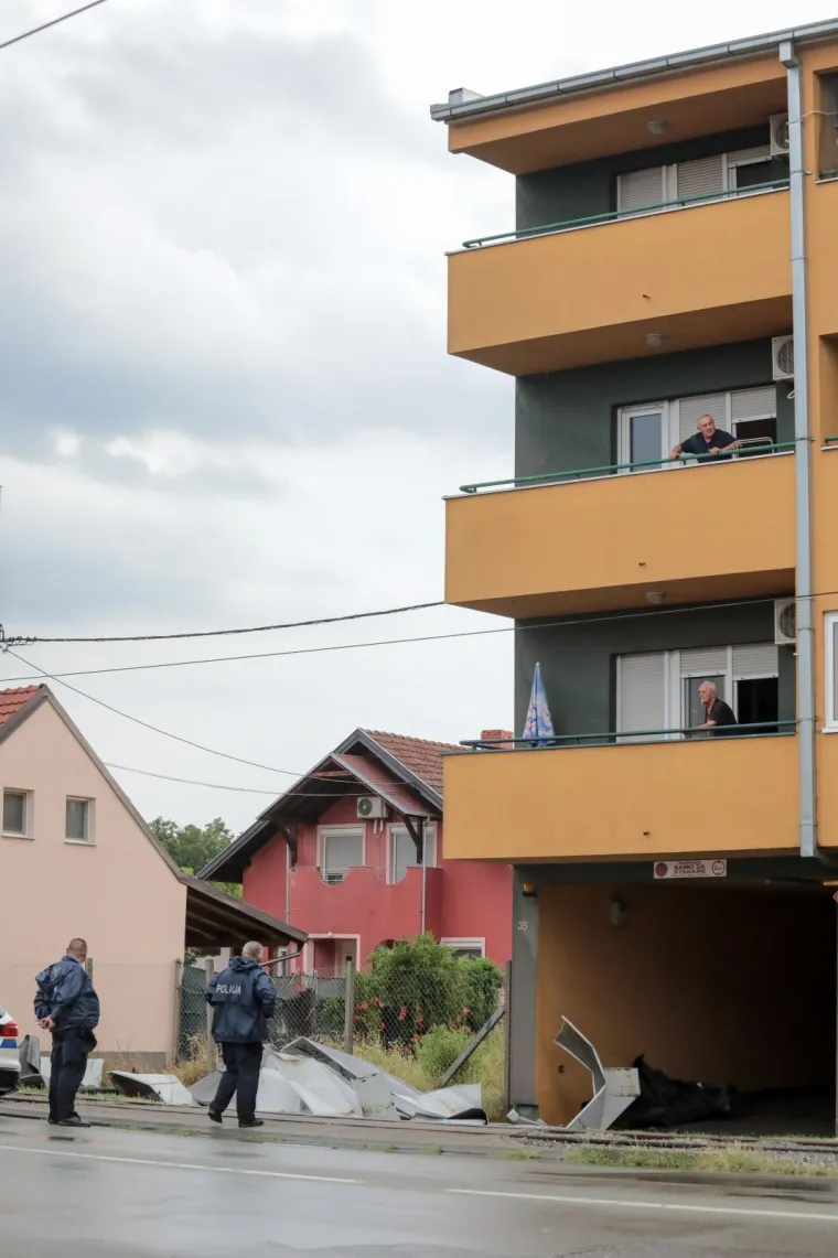 U Osijeku jako nevrijeme otkinulo limeni krov sa stambene zgrade