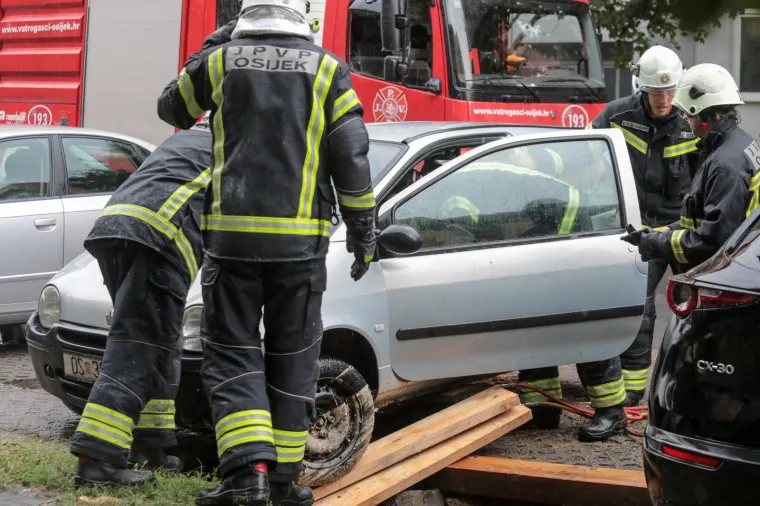 FOTO Dramatično u Osijeku: Vatrogasci izvlačili automobil pod kojim se otvorila rupa