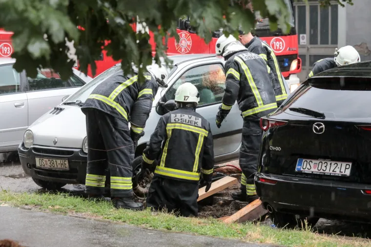 FOTO Dramatično u Osijeku: Vatrogasci izvlačili automobil pod kojim se otvorila rupa