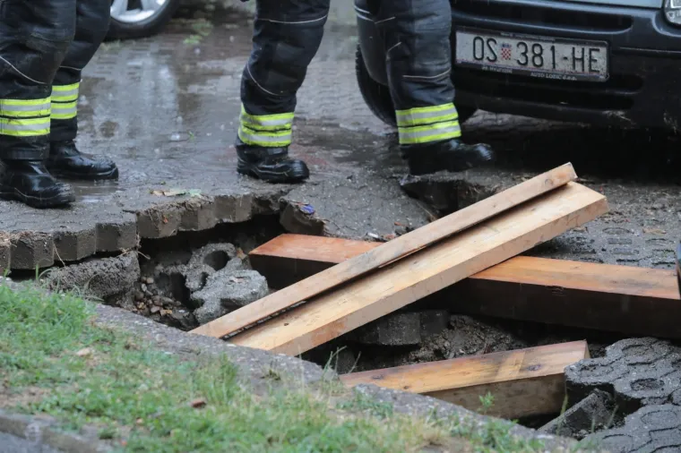 FOTO Dramatično u Osijeku: Vatrogasci izvlačili automobil pod kojim se otvorila rupa