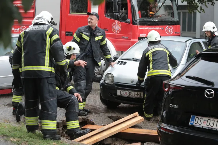FOTO Dramatično u Osijeku: Vatrogasci izvlačili automobil pod kojim se otvorila rupa