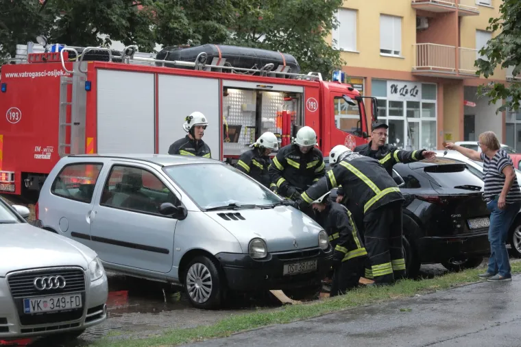 FOTO Dramatično u Osijeku: Vatrogasci izvlačili automobil pod kojim se otvorila rupa