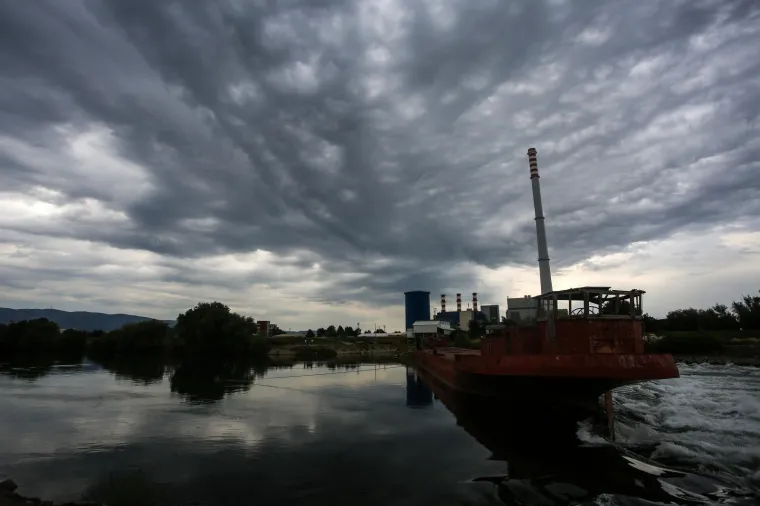 Povlačenje broda nasukanog na slapovima Save kod toplane zbog visokog vodostaja