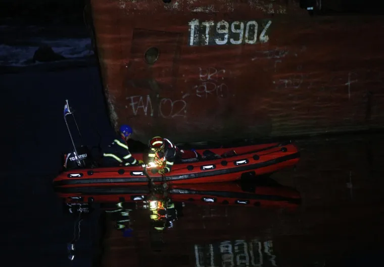 Povlačenje broda nasukanog na slapovima Save kod toplane zbog visokog vodostaja