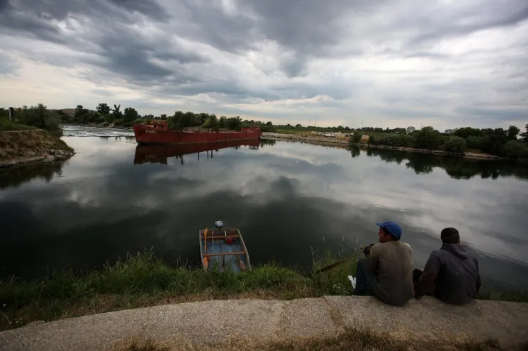 Povlačenje broda nasukanog na slapovima Save kod toplane zbog visokog vodostaja