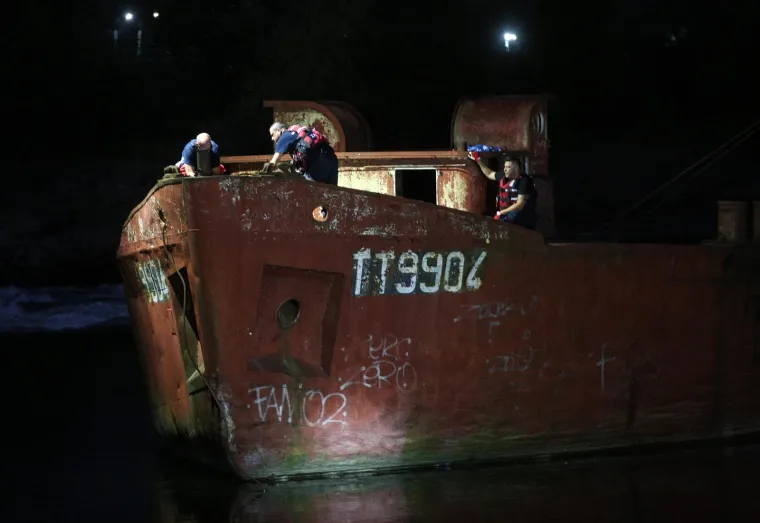 Povlačenje broda nasukanog na slapovima Save kod toplane zbog visokog vodostaja