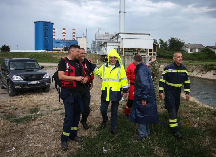 Povlačenje broda nasukanog na slapovima Save kod toplane zbog visokog vodostaja