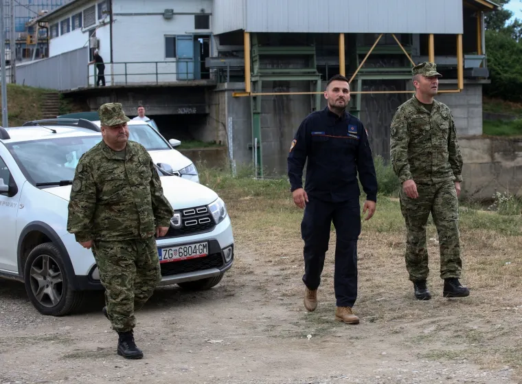 Povlačenje broda nasukanog na slapovima Save kod toplane zbog visokog vodostaja