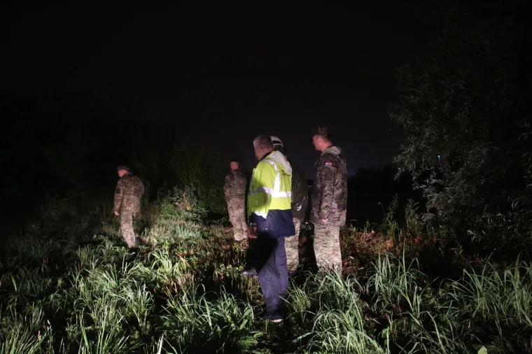 Povlačenje broda nasukanog na slapovima Save kod toplane zbog visokog vodostaja