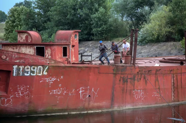 Povlačenje broda nasukanog na slapovima Save kod toplane zbog visokog vodostaja