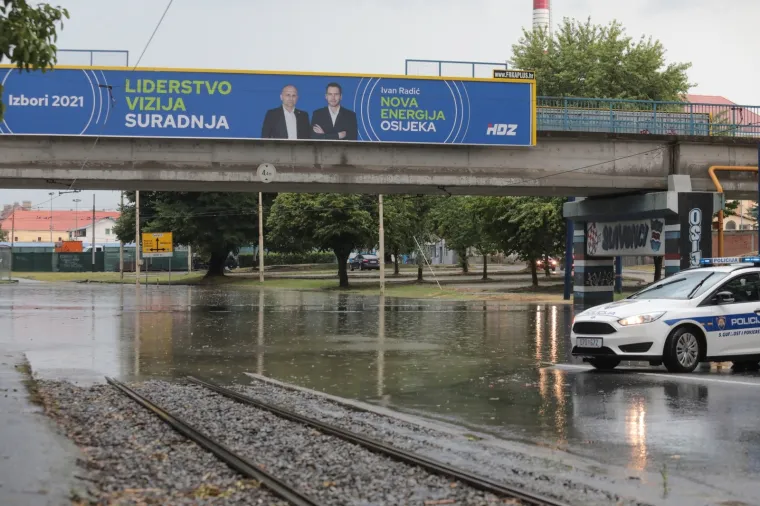 Nevrijeme u Osijeku prouzročilo zastoj tramvaja, kolnici potopljeni