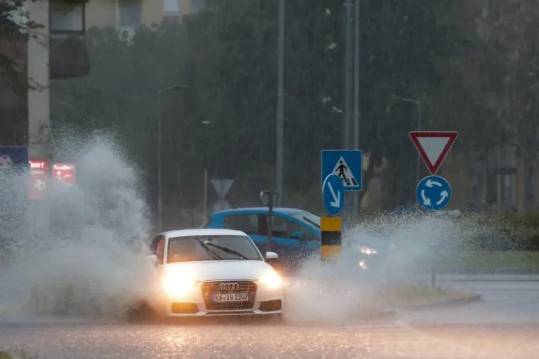 Nevrijeme u Osijeku prouzročilo zastoj tramvaja, kolnici potopljeni