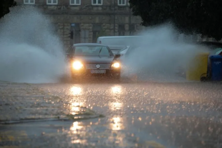 "Poduzmite mjere kako bi se za&scaron;titili. Djelujte prema savjetima danim od strane nadležnih službi. Očekuju se izraženije poplave koje će zahvatiti veće područje te poplaviti imovinu uz značajan rizik za živote te mogućnost evakuacija", navodi se objavi Ravnateljstva civilne za&scaron;tite. (Hina)
