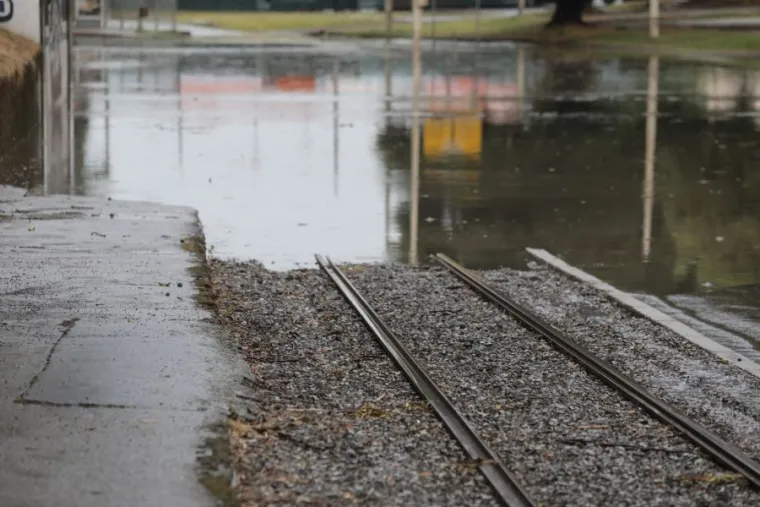 Ceste pod vodom, sa zgrade letio krov, ispod automobila se otvorila rupa