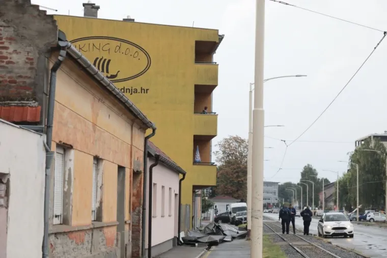 Ceste pod vodom, sa zgrade letio krov, ispod automobila se otvorila rupa