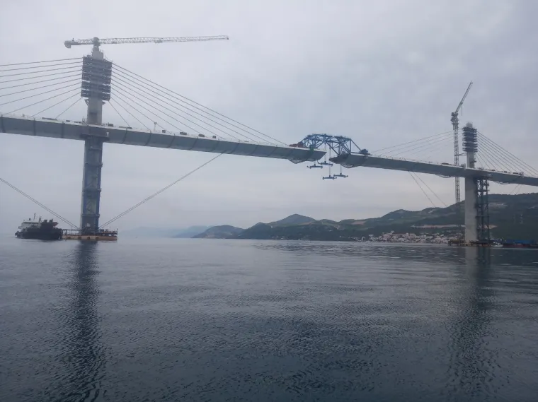 Spektakularne scene s gradili&scaron;ta Pelje&scaron;kog mosta: Pogledajte kako teku zavr&scaron;ni radovi na spajanju sjevera i juga Hrvatske