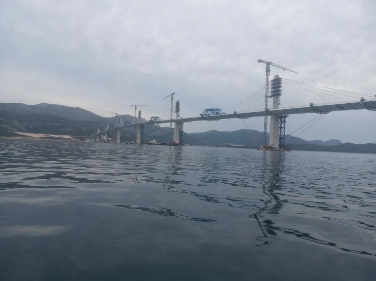 Spektakularne scene s gradili&scaron;ta Pelje&scaron;kog mosta: Pogledajte kako teku zavr&scaron;ni radovi na spajanju sjevera i juga Hrvatske