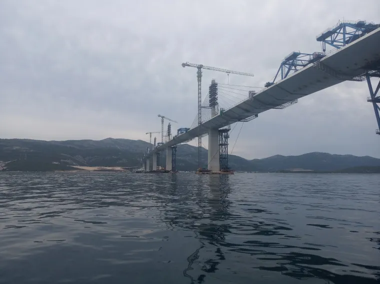 Spektakularne scene s gradili&scaron;ta Pelje&scaron;kog mosta: Pogledajte kako teku zavr&scaron;ni radovi na spajanju sjevera i juga Hrvatske