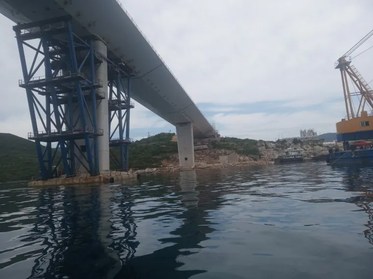 Spektakularne scene s gradili&scaron;ta Pelje&scaron;kog mosta: Pogledajte kako teku zavr&scaron;ni radovi na spajanju sjevera i juga Hrvatske
